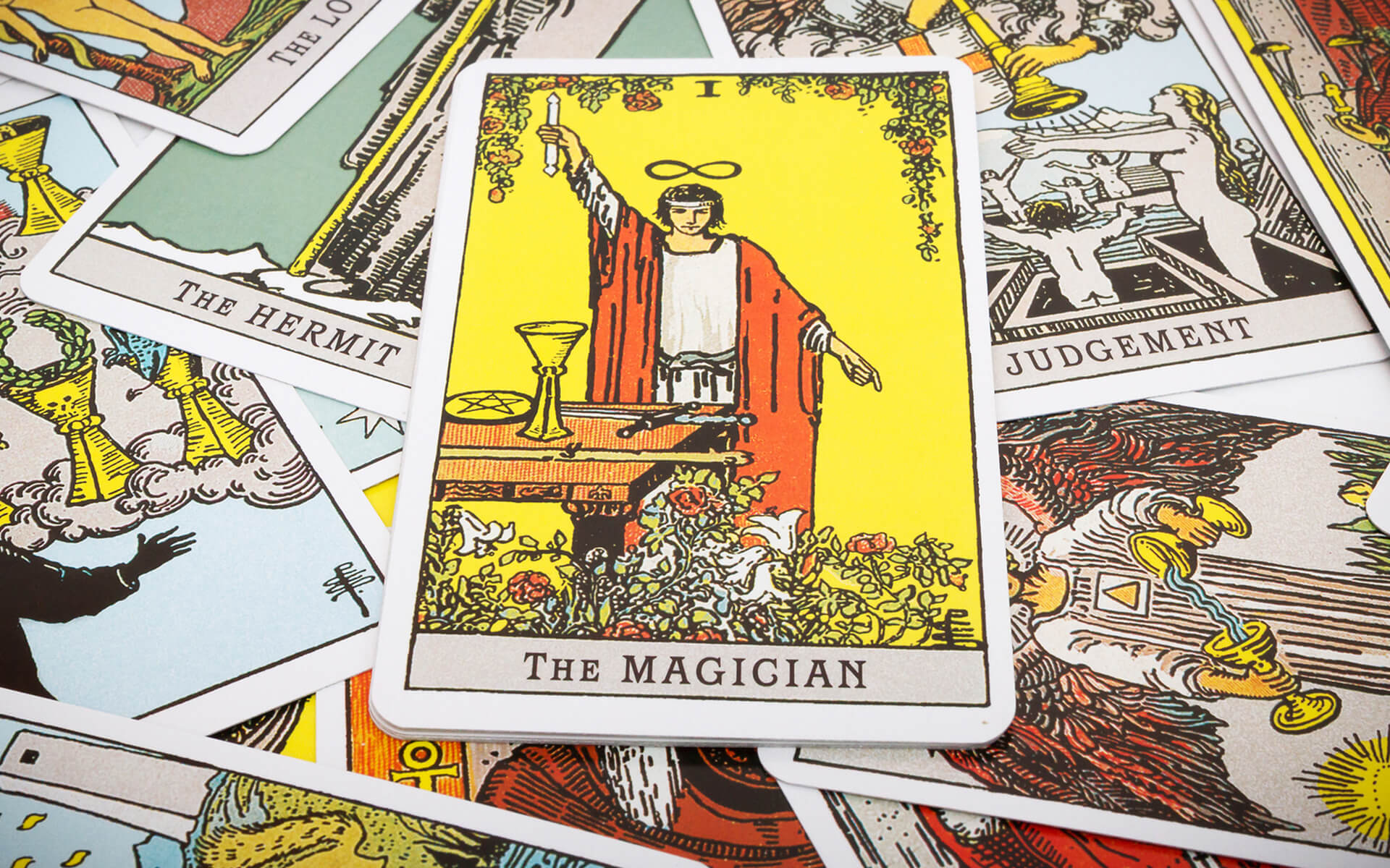 Cartas de tarot iluminadas por vela